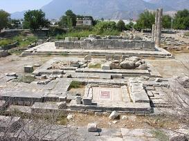 Apollon, Artemis Ve Leto tapınakları Doğudan Görünüm.JPG