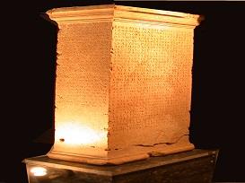 Üç dilli yazıt.jpg