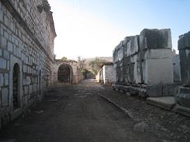 Bouleuterion ile Abdullah ve Celal Eskişar Evi arasındaki  Osmanlı Dönemi yol döşemesi.jpg